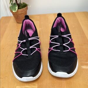 Vionic Black and Pink Athletic Sneakers 10Wide